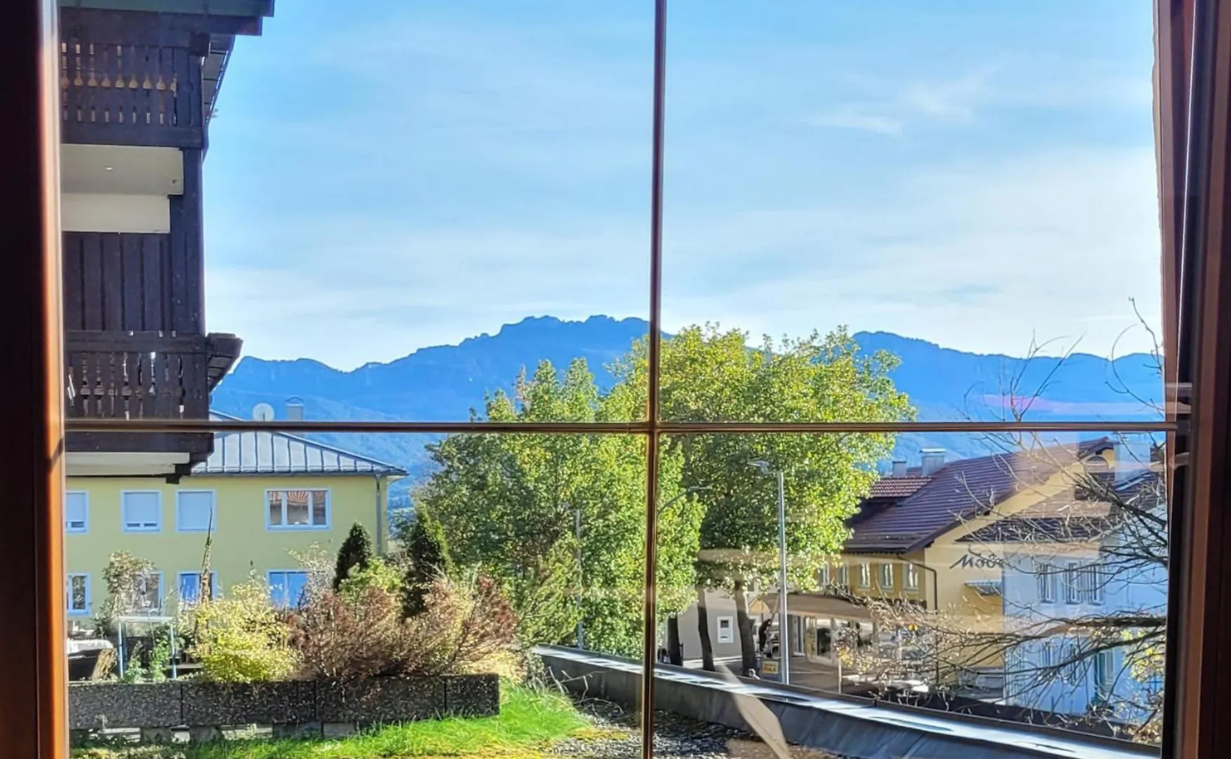 Madison Homes Apartment 50 Qm In Prien Mit Balkon, Bergblick, Parkplatz, Zentral Gelegen  Prien am Chiemsee